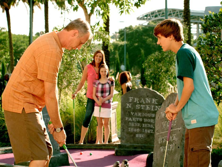 Família se diverte jogando mini golfe na Universal Citywalk